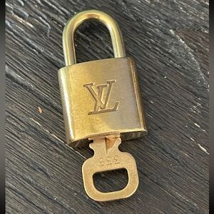 ✨RARE #333✨ LOUIS VUITTON Angel Numbers Lock & Key Gold LV